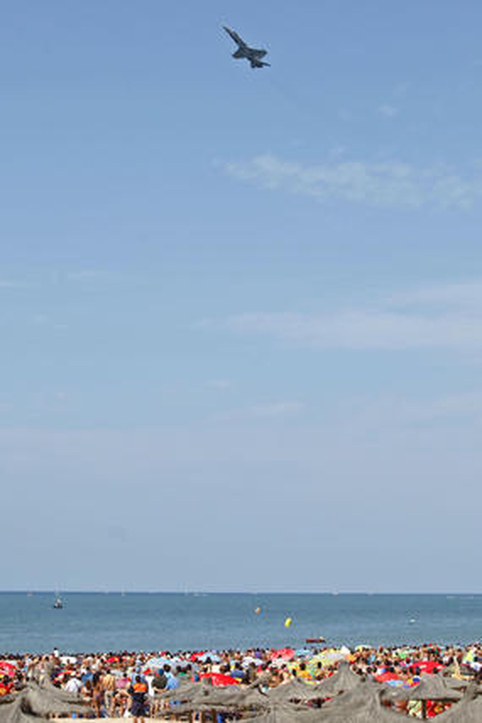 190.000 personas disfrutan del III Festival Aéreo en la playa de la Victoria. /Foto: Jesús Marín