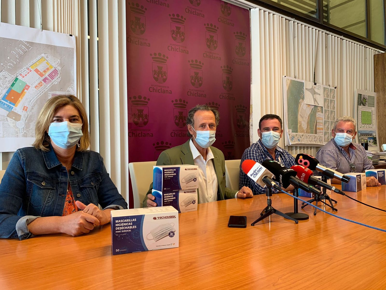 Un momento del acto de entrega de las mascarillas por parte de los representantes de la empresa a los responsables municipales.