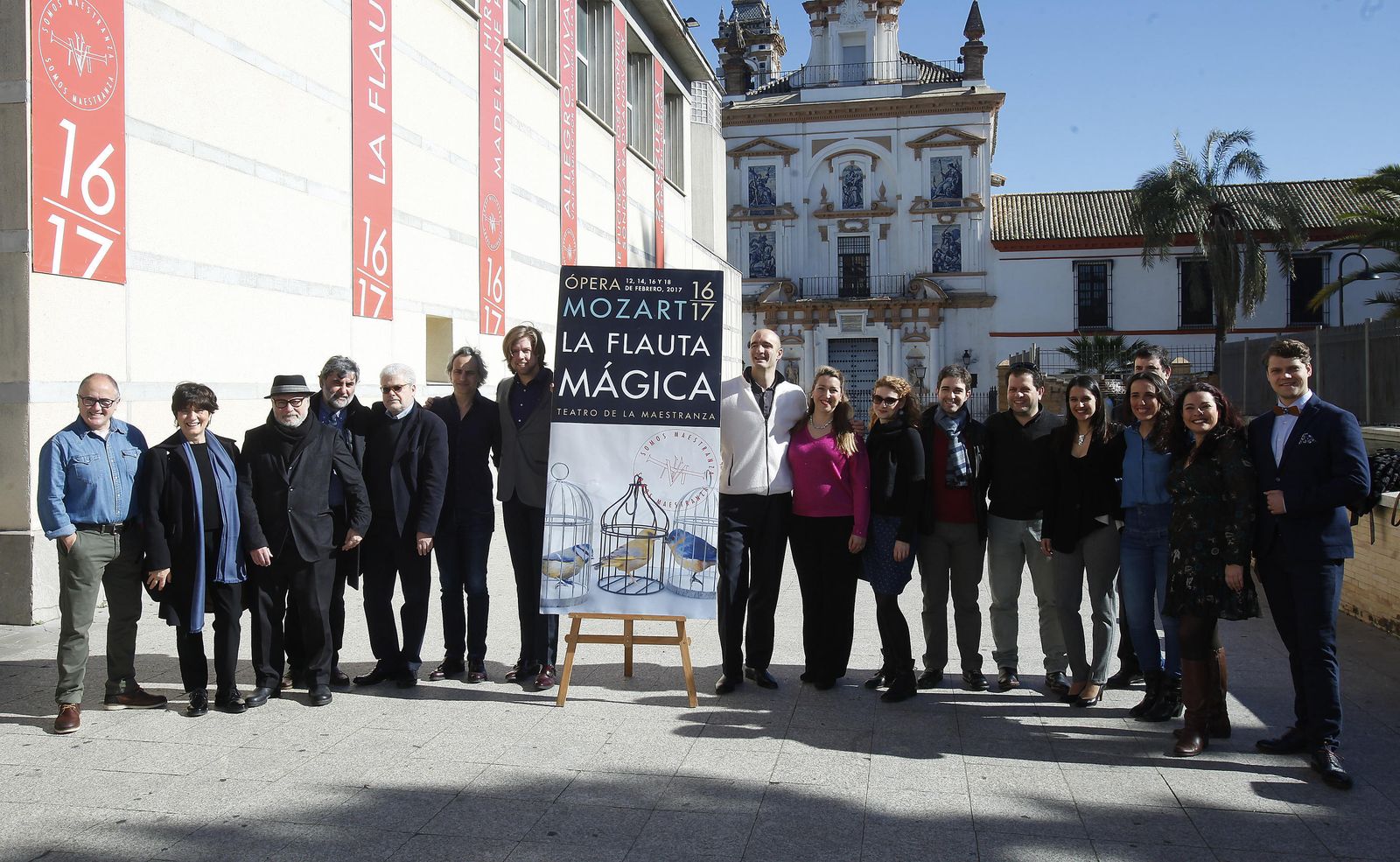 El equipo de la producción de 'La flauta mágica' posa en los alrededores del Maestranza, donde se verá la ópera hasta el día 18.