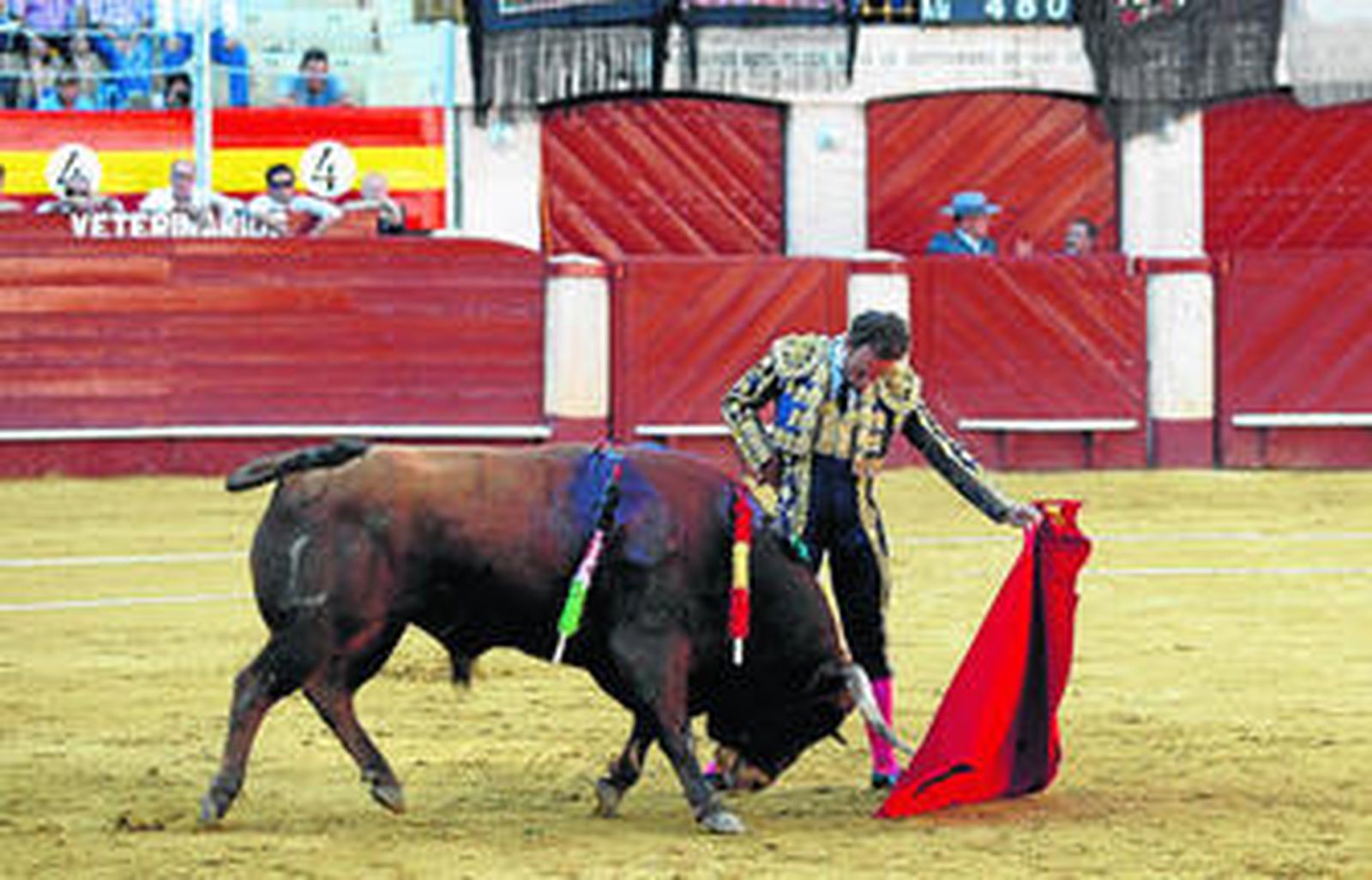 Ferrera en uno de sus mejores muletazos al primero de la tarde con el que estuvo muy torero y entregado ante ese ejemplar con clase pero sin fuerzas.