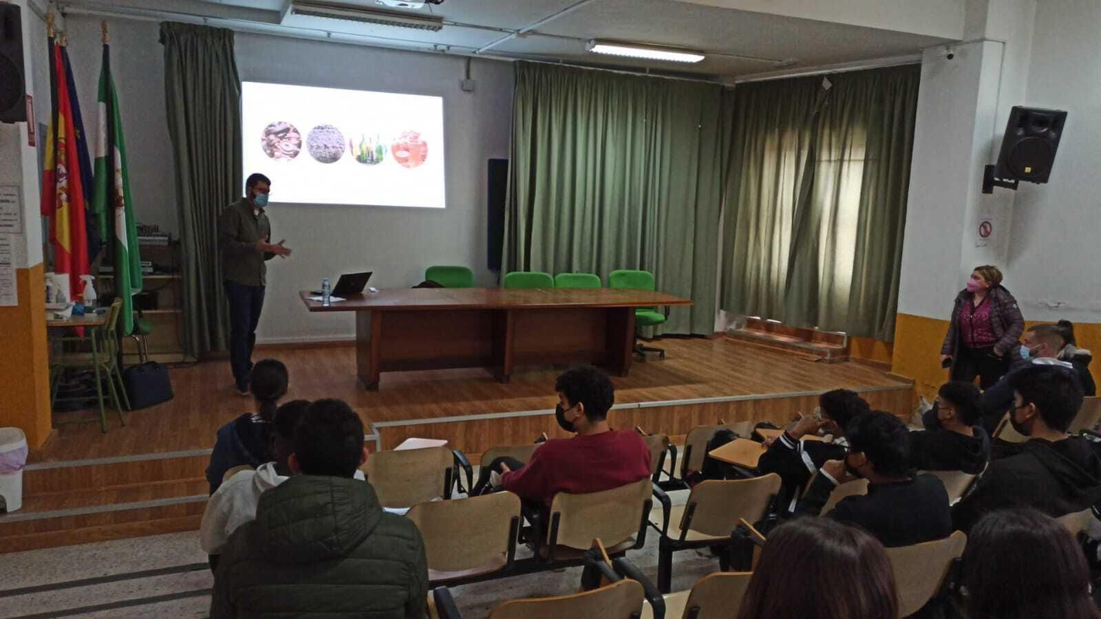 Charla a alumnado de Secundaria en Vera. Charla a alumnado de Secundaria en Vera.