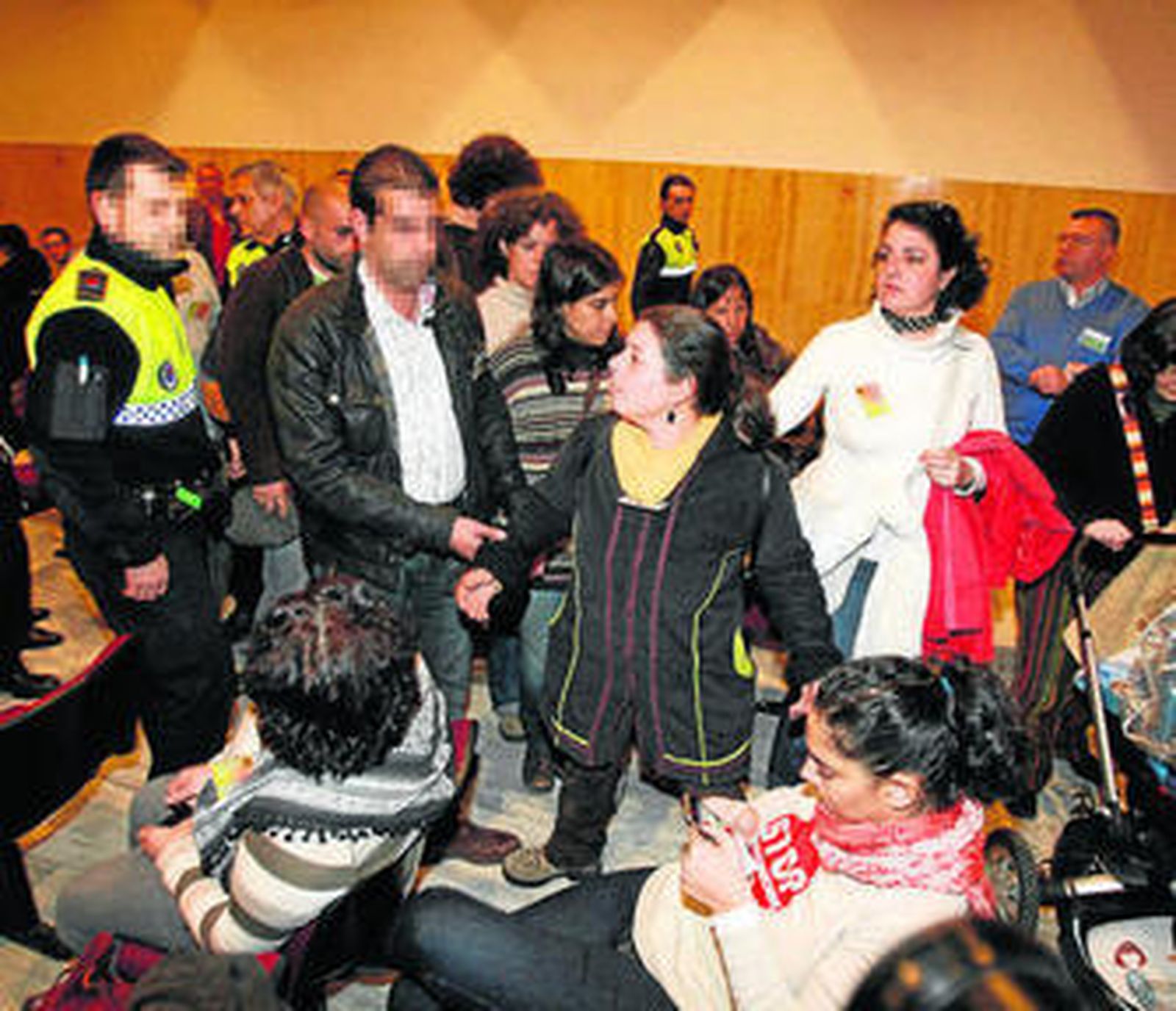 La Policía Local desalojan a padres de El Catón en el último pleno.