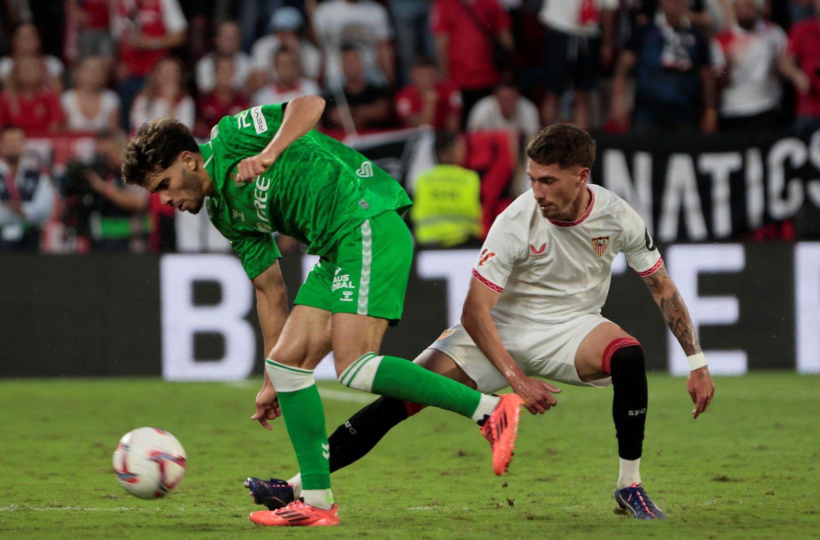 José Ángel Carmona robándole un balón a Abde.