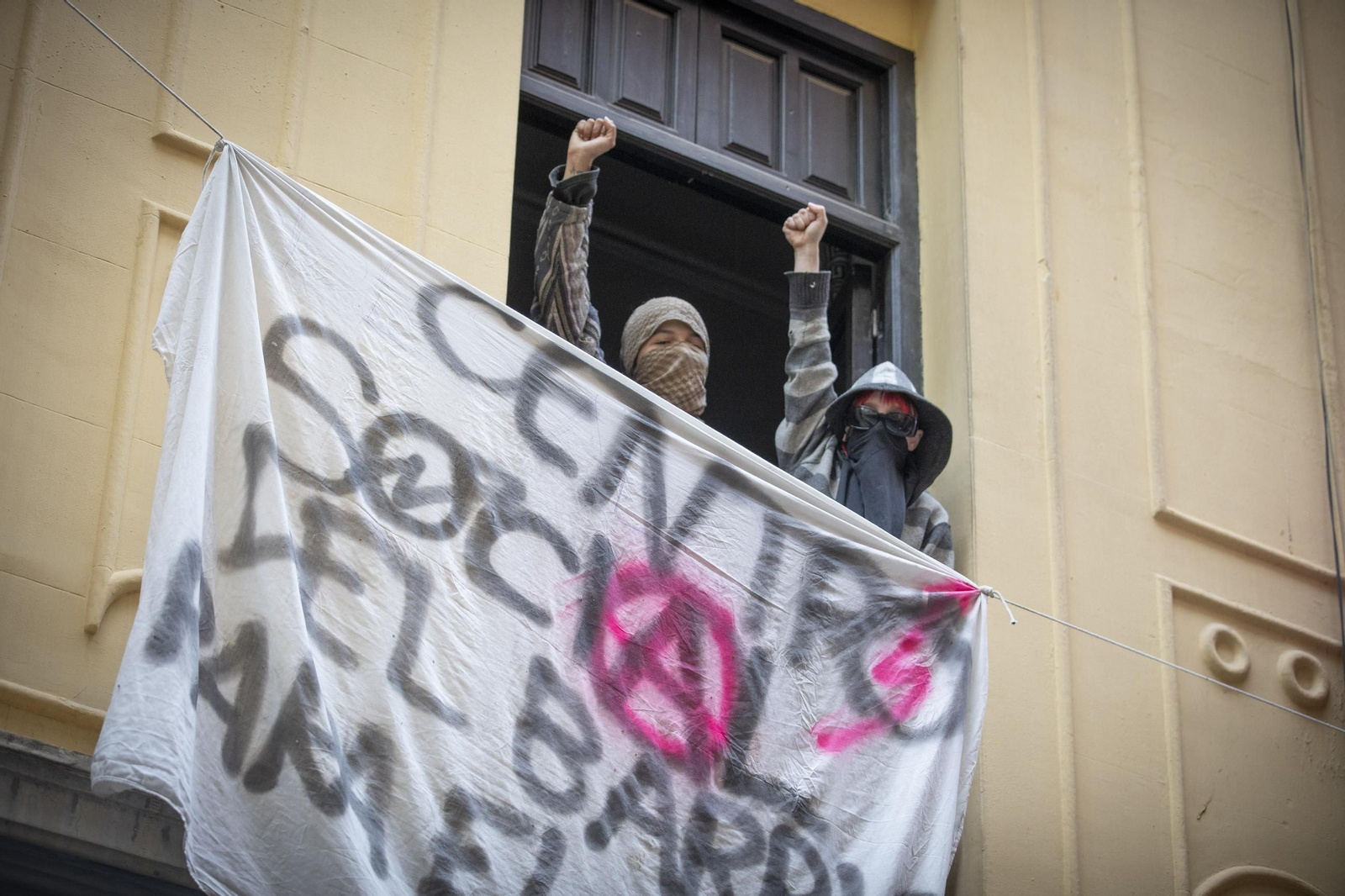 Todas las imágenes de la intervención policial contra unos okupas en Granada: tensión, detenidos y un herido