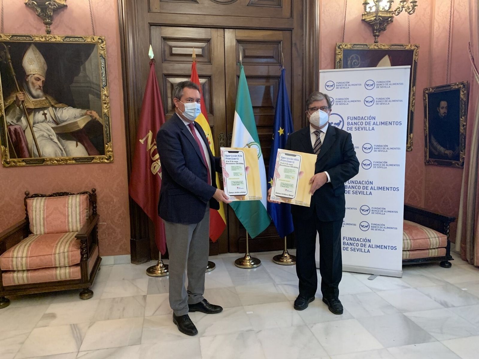 Juan Espadas y Agustín Vidal-Aragón presentan al nueva campaña del Banco de Alimentos.