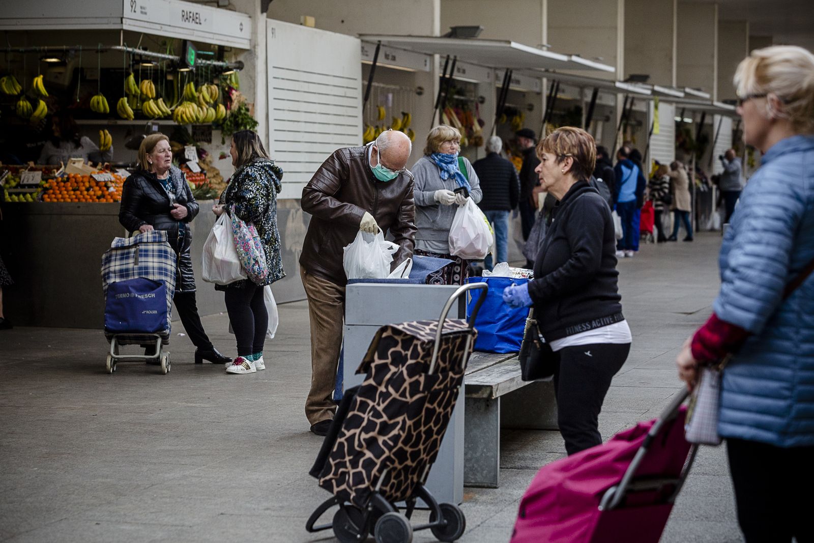 Personas haciendo sus compras en el mercado central en la mañana de hoy, sábado.