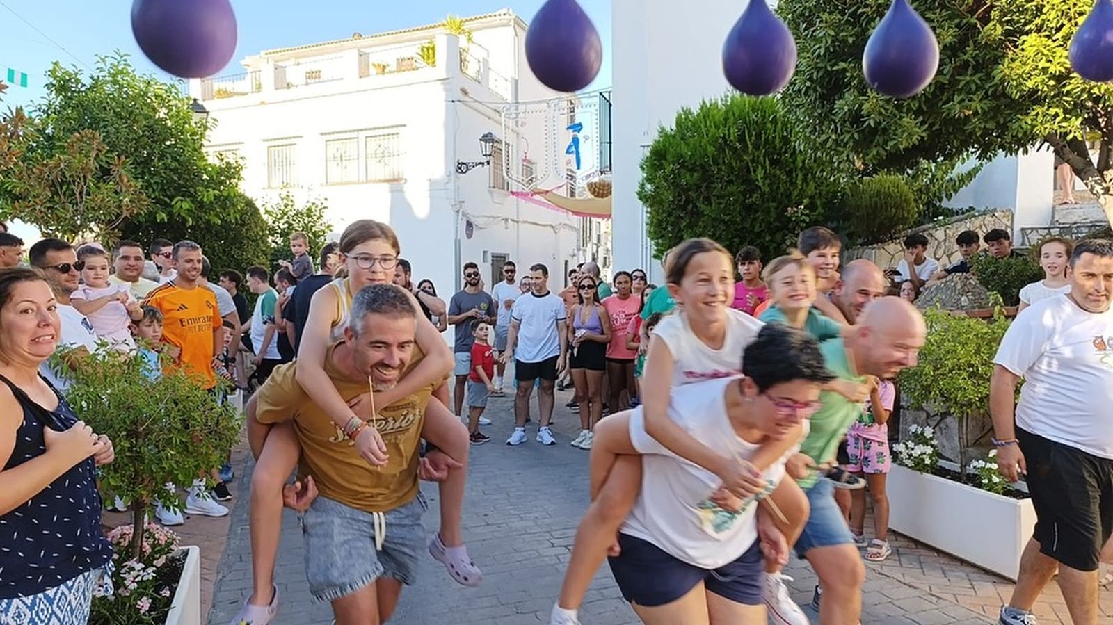 Las divertidas cucañas de Zuheros, en fotografías