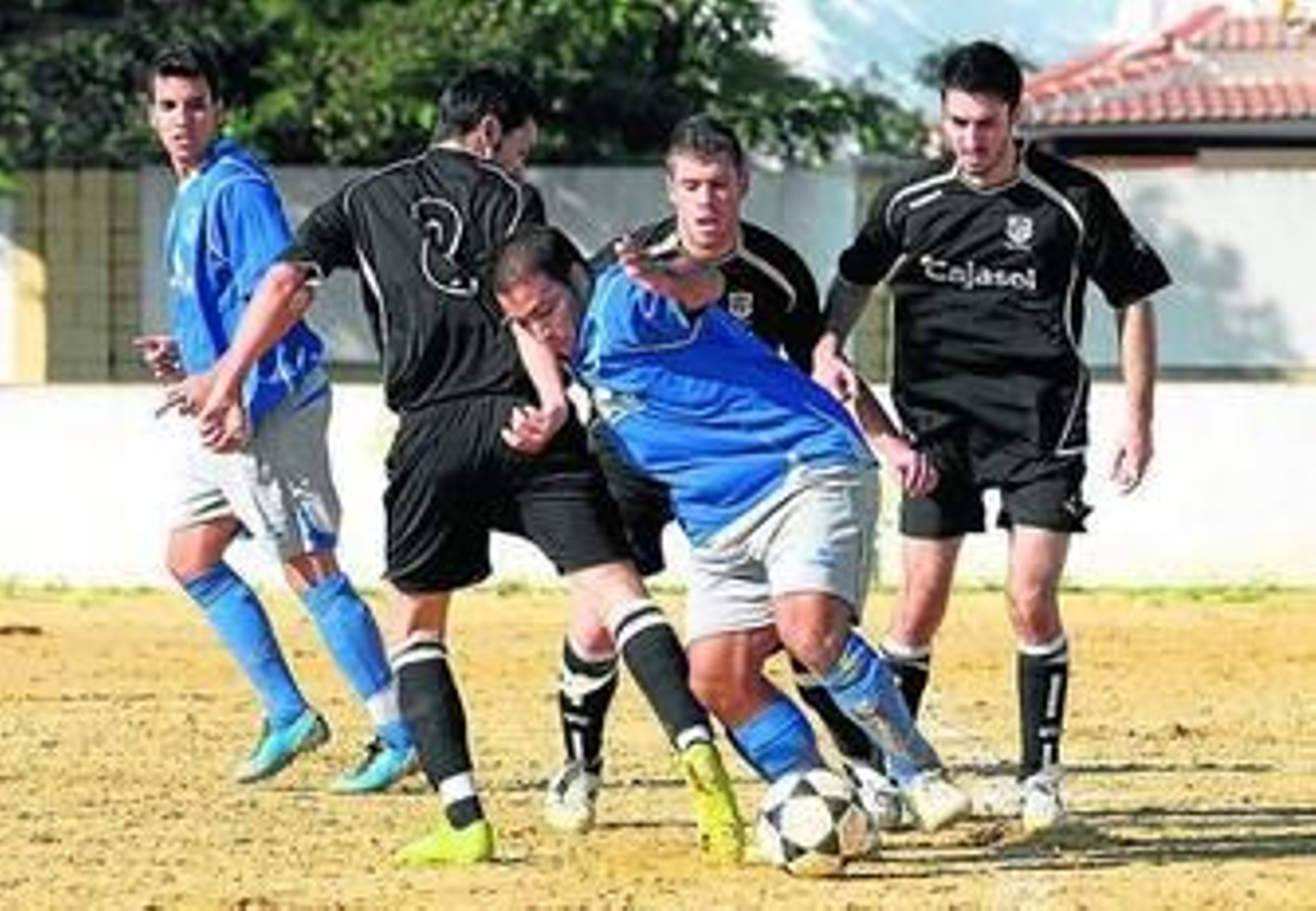 El jugador del Mazagón Raulín (centro), se perderá los próximos cinco partidos al haber sido sancionado.