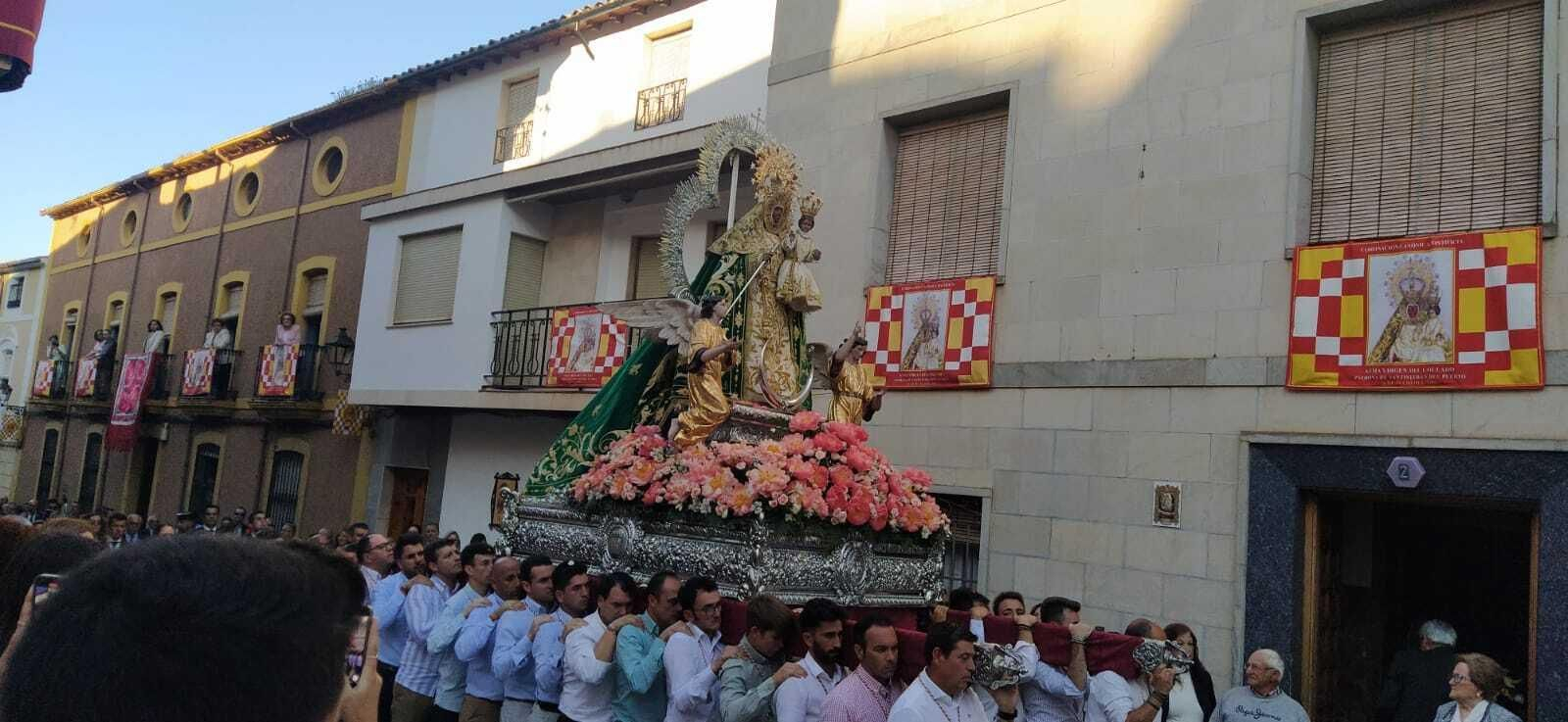 En imágenes: La patrona de Santisteban procesiona y renueva su mayordomía otro Pascuamayo