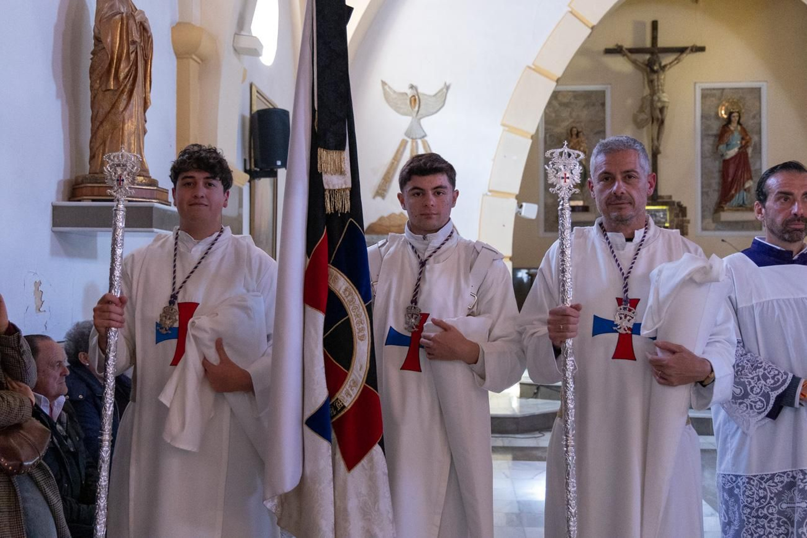 El Miércoles Santo inicia la tarde con los nazarenos trinitarios del barrio de Santa Isabel
