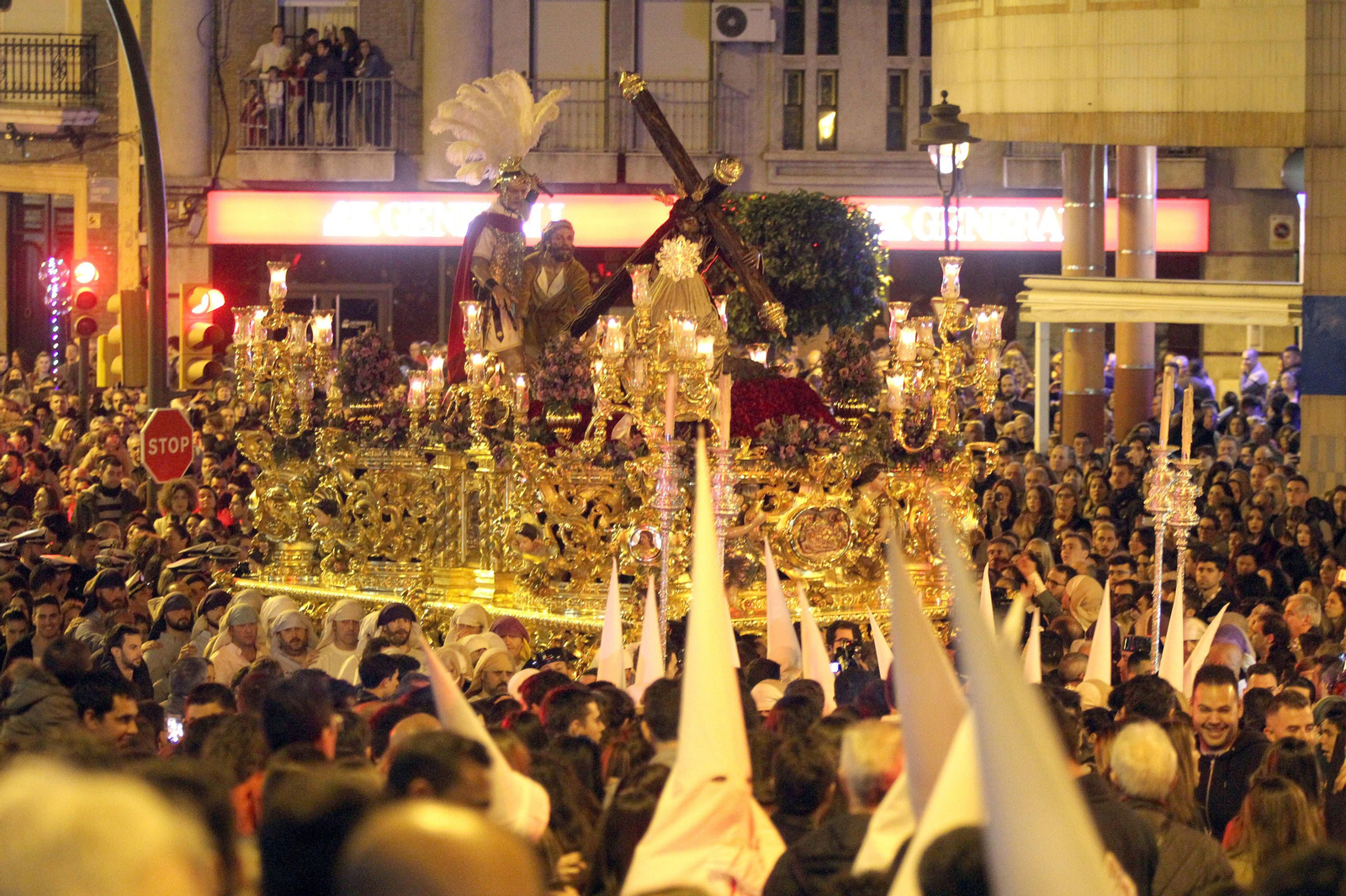 Imágenes de la subida del Cristo de las Tres Caídas