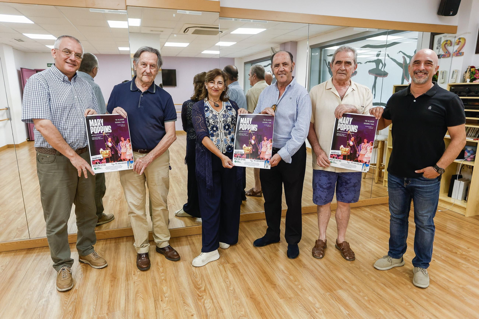 Faustino Jimenez (segundo por la izquierda) y Carmen Sánchez, junto a integrantes y colaboradores de la asociación.