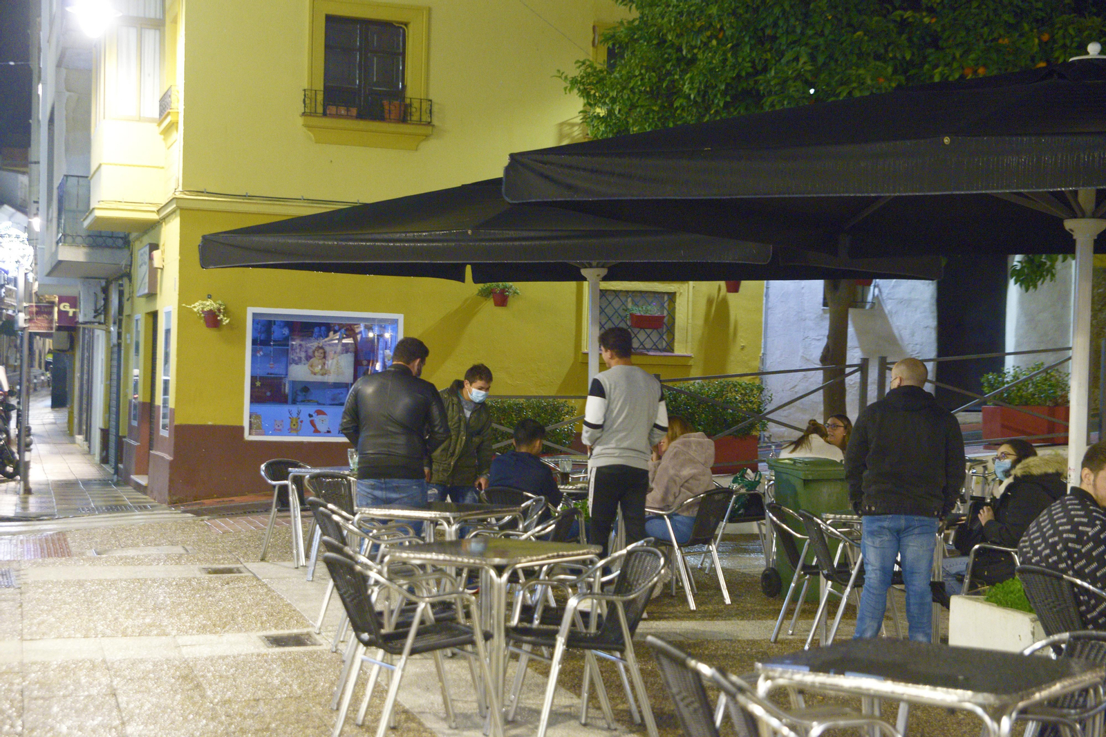 Fotos de ambiente de las calles de Algeciras el primer fin de semana de horario nocturno.