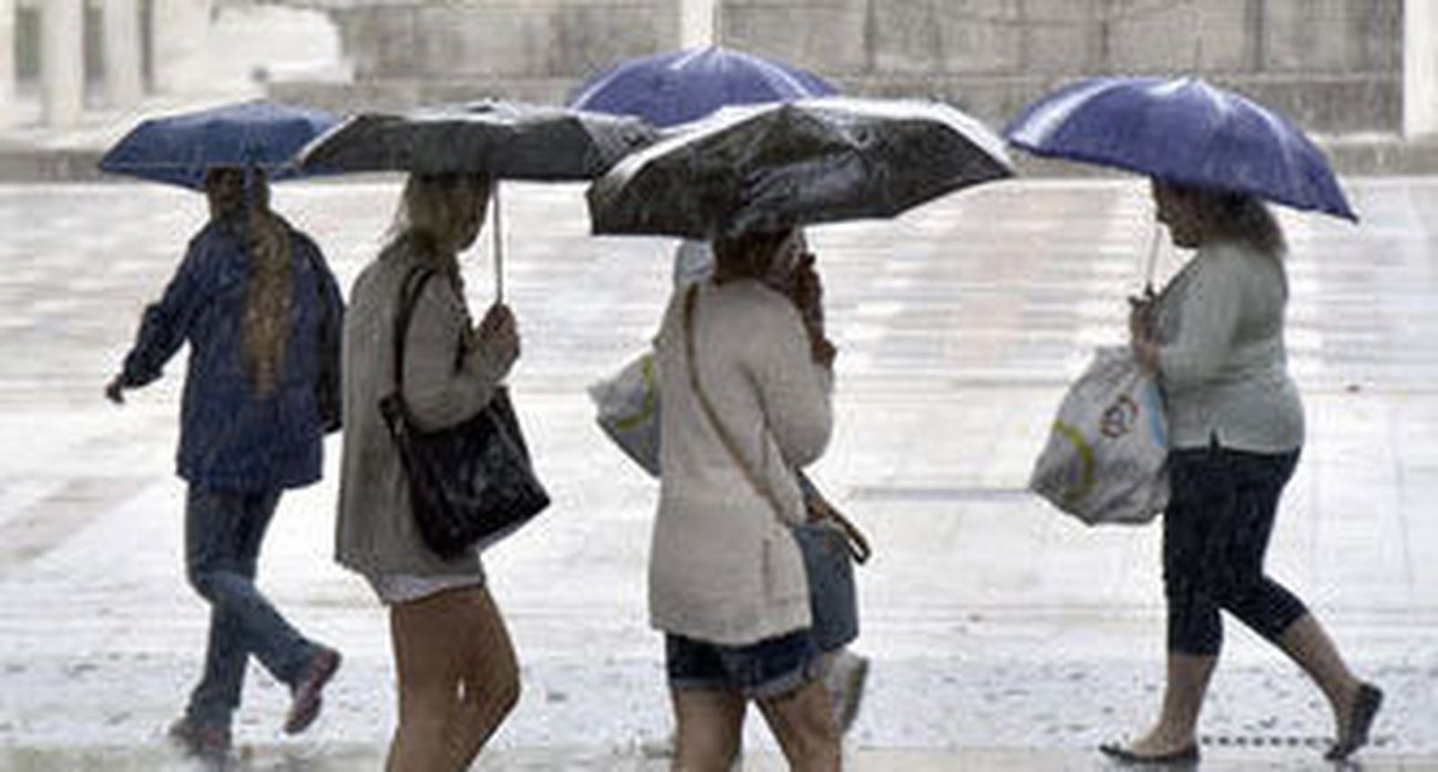 La lluvia aguará el puente del Pilar