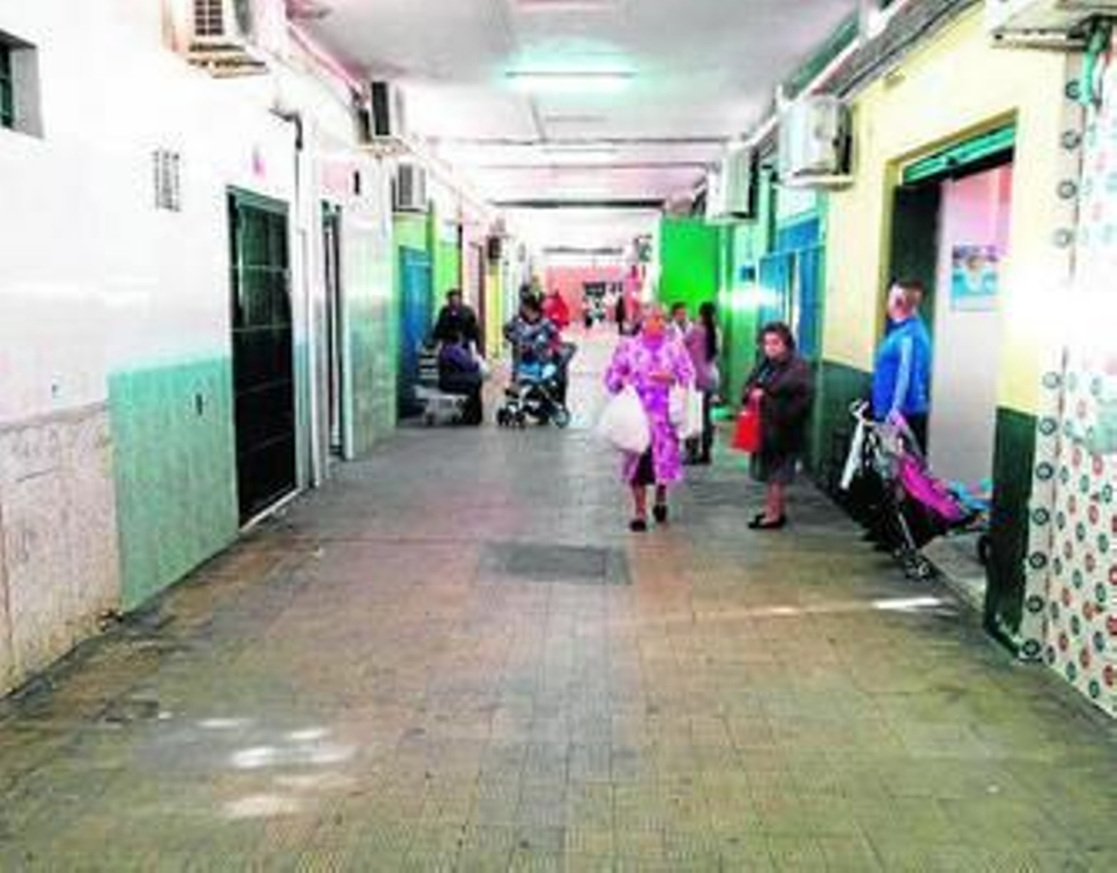 Una mujer pasa ante una de las zonas rehabilitadas en el marco del plan Urban,