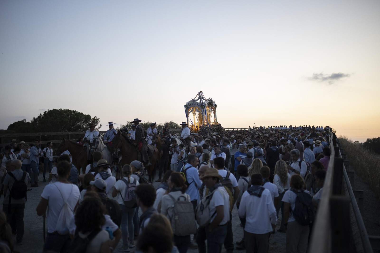 El Rocío 2023: Imágenes de la entrada de la Hermandad de Huelva en El Rocío
