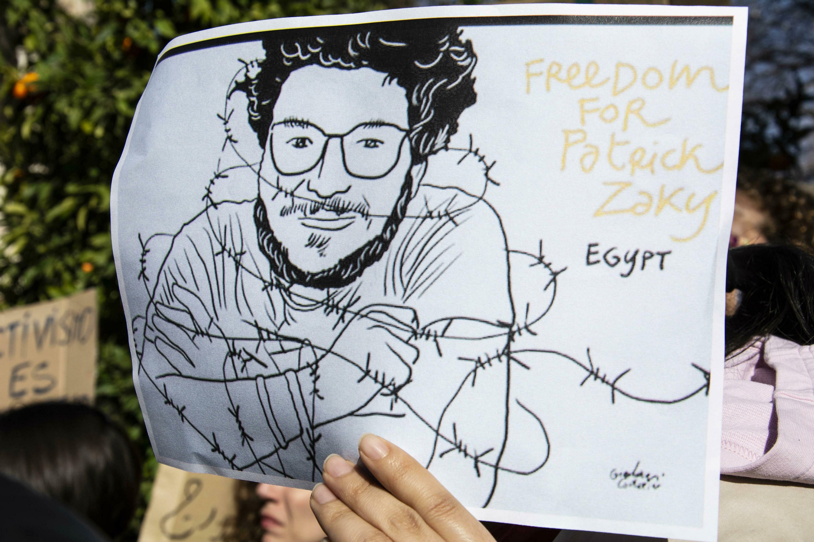 Ilustración con la imagen de Patrick George Zaki en la protesta de ayer en el Hospital Real.