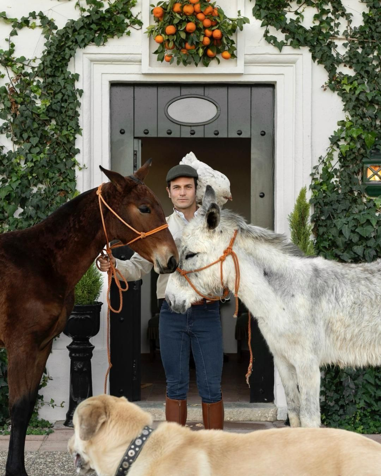 El propietario, con algunos de sus animales.