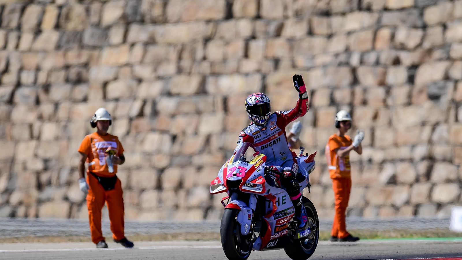 Bastianini saluda a la afición tras su triunfo, el cuarto de la temporada.