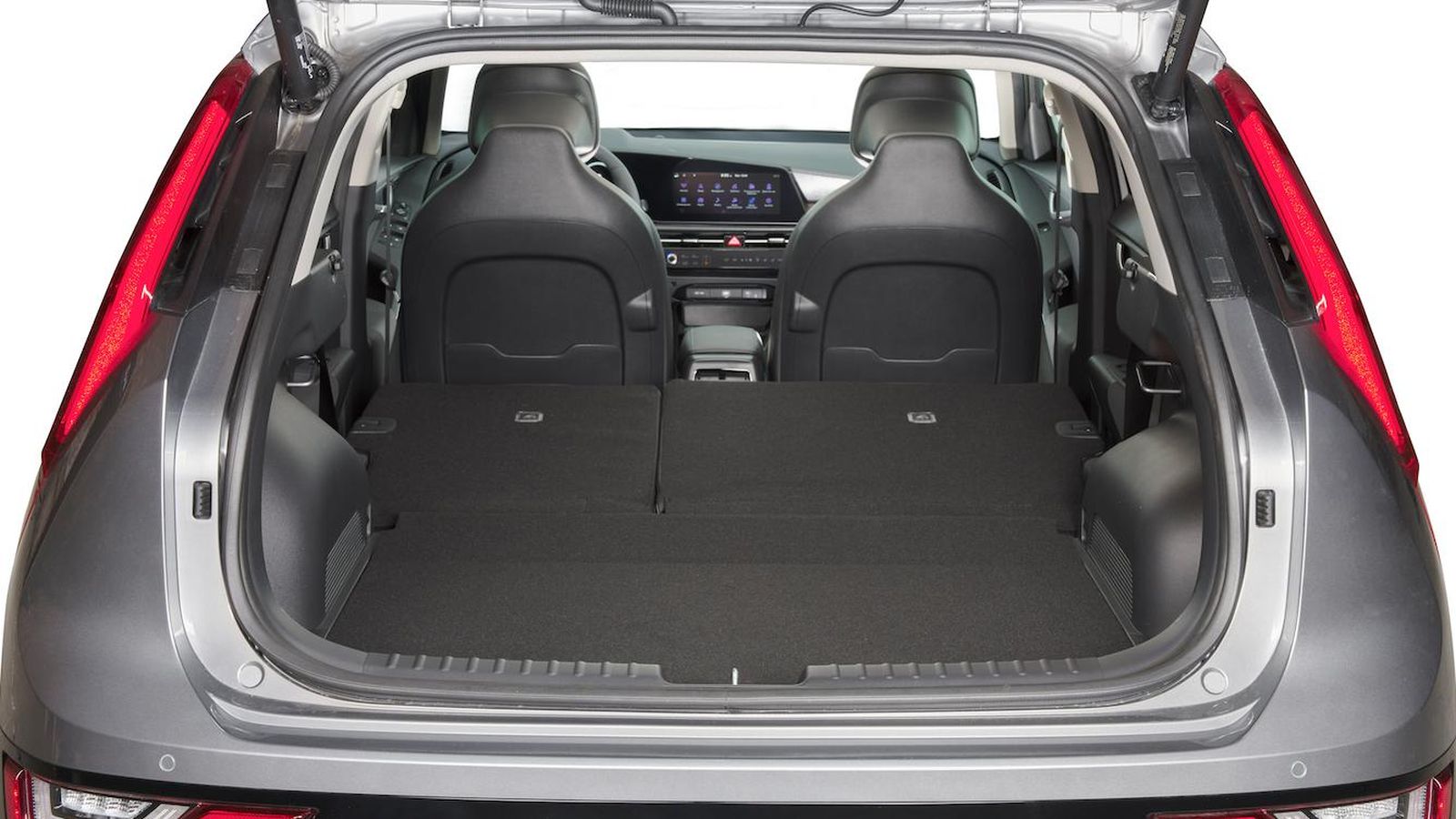 Para enrasar los respaldos abatidos con el piso del maletero hay una superficie de transición levemente inclinada.