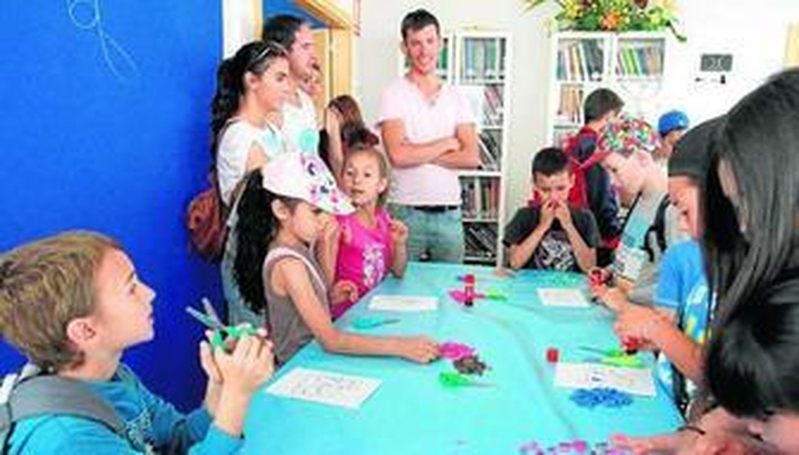 Escolares realizando los mosaicos en el Centro Huelva, Puerto del Atlántico, y área arqueológica.