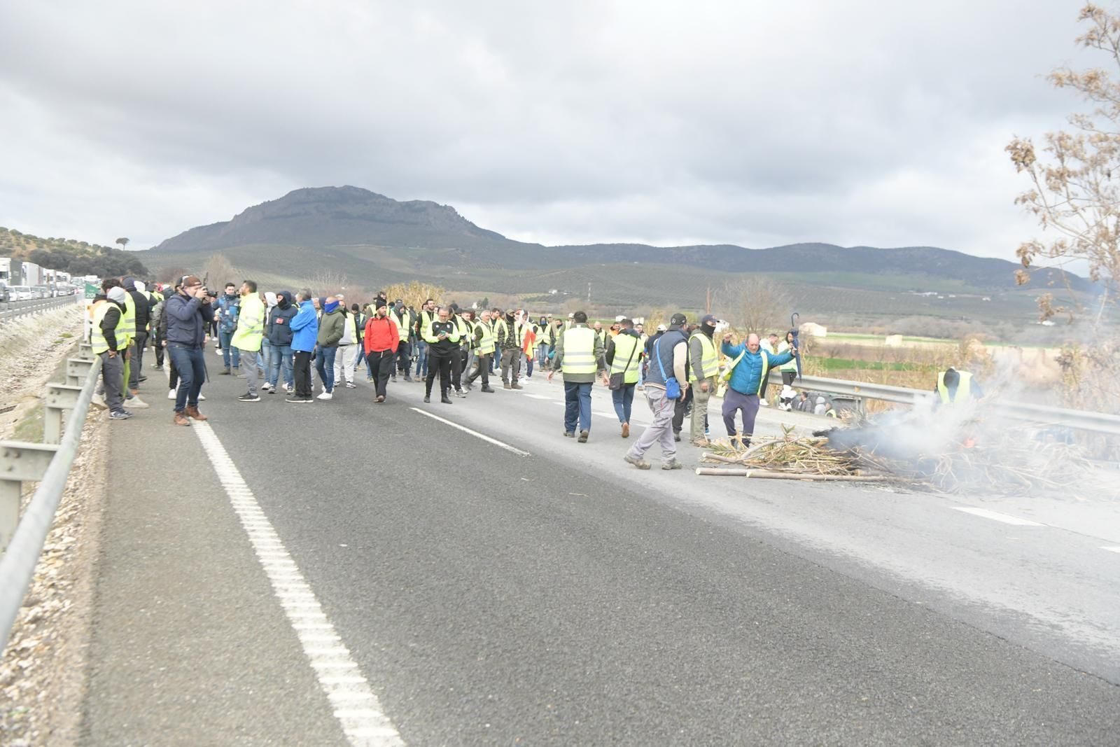 Protestas de los agricultores en Granada: fotos del corte de la A-92 este sábado