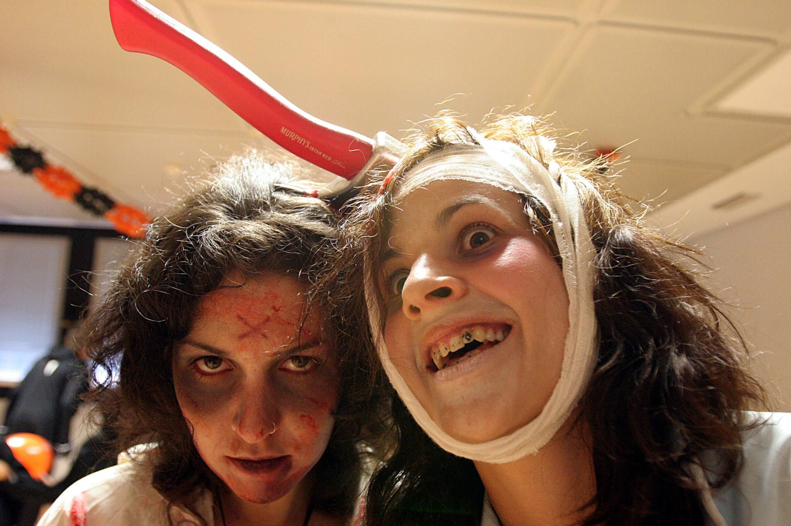Dos jóvenes disfrazadas en la Noche de Hallowen en una imagen de archivo. Dos jóvenes disfrazadas en la Noche de Hallowen en una imagen de archivo.
