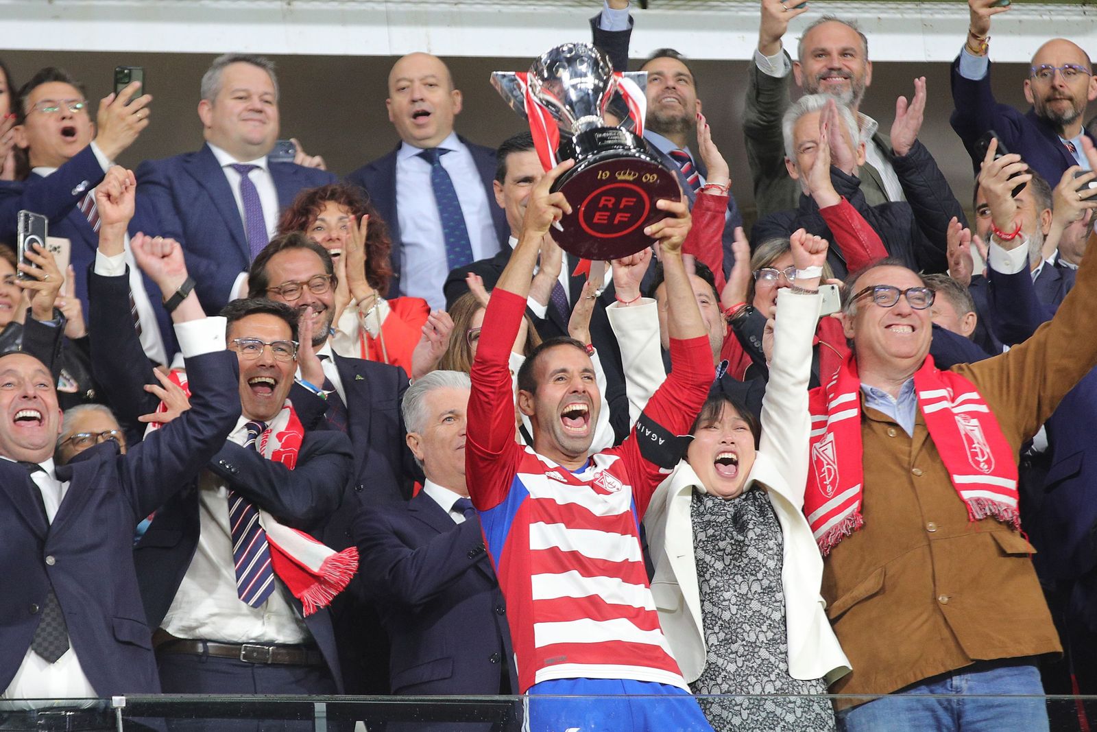 Sophia Yang celebra con Víctor Díaz el título de Segunda División de la pasada temporada.