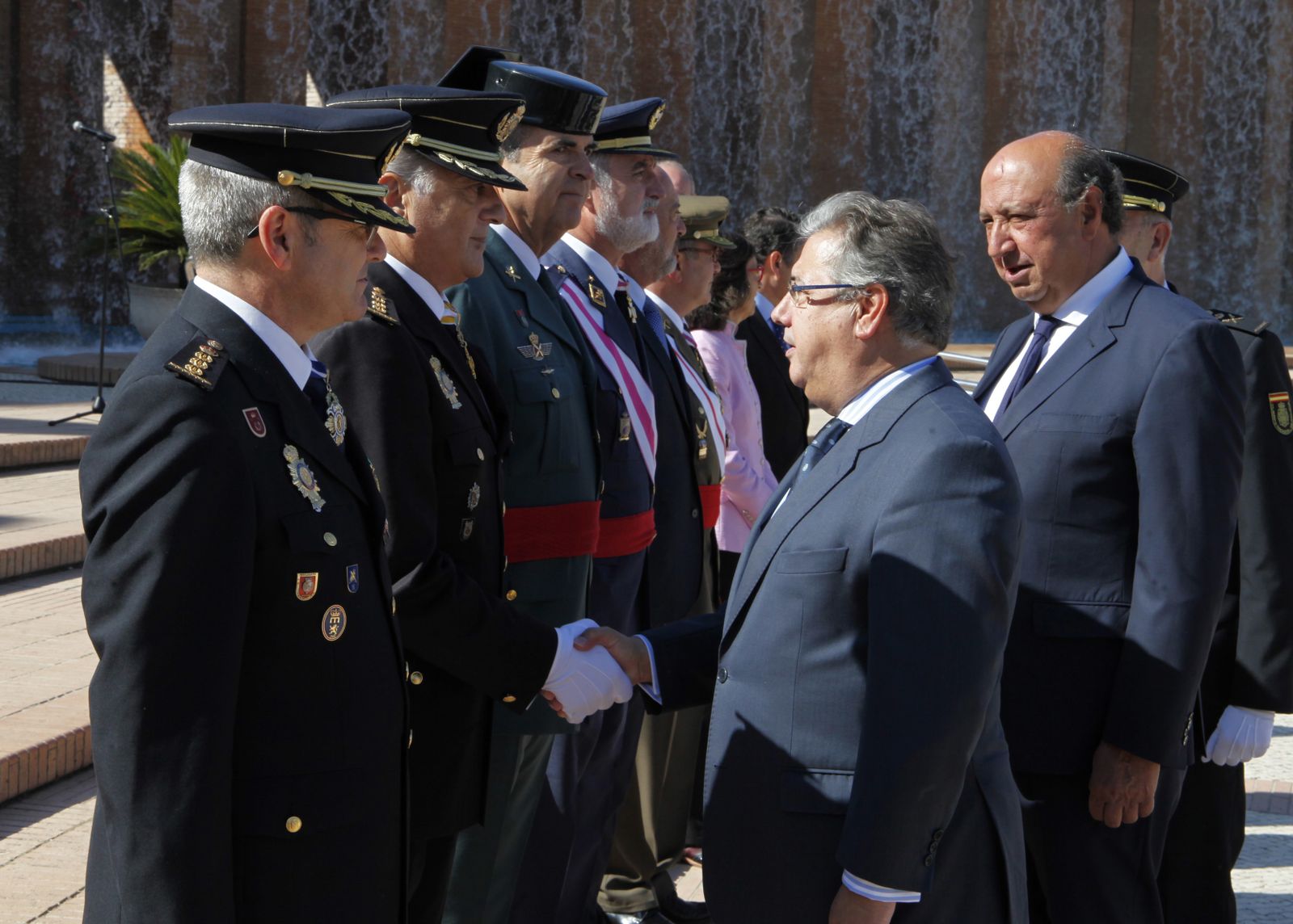 Zoido saluda a los mandos acompañado por Germán López, director general de la Policía.
