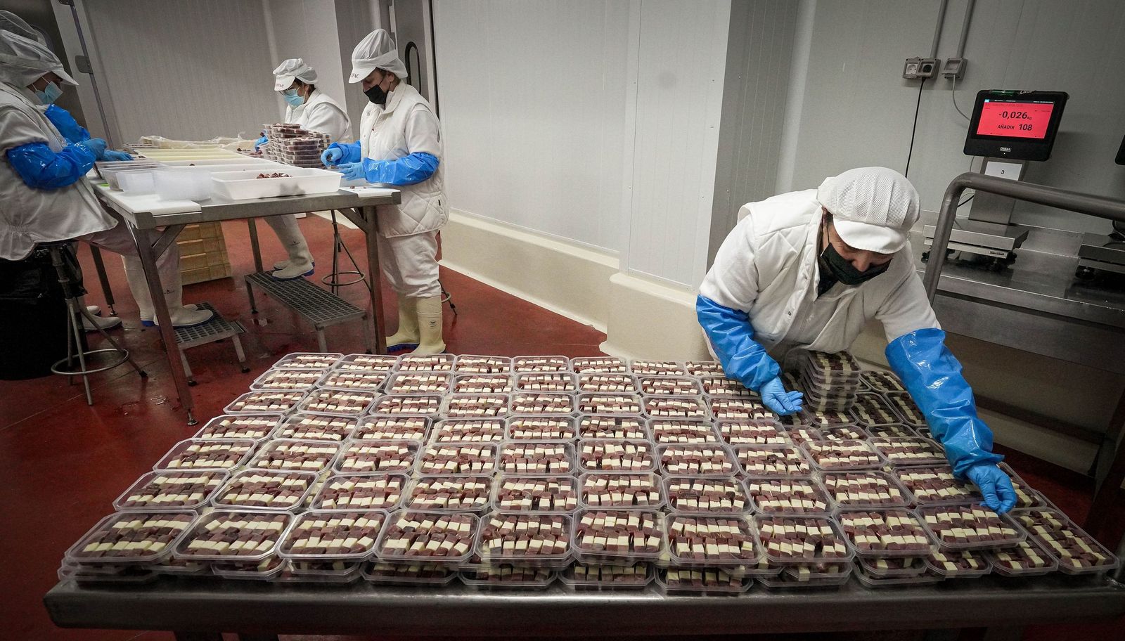 Preparación de banderillas de atún en la fábrica de Herpac en Barbate.
