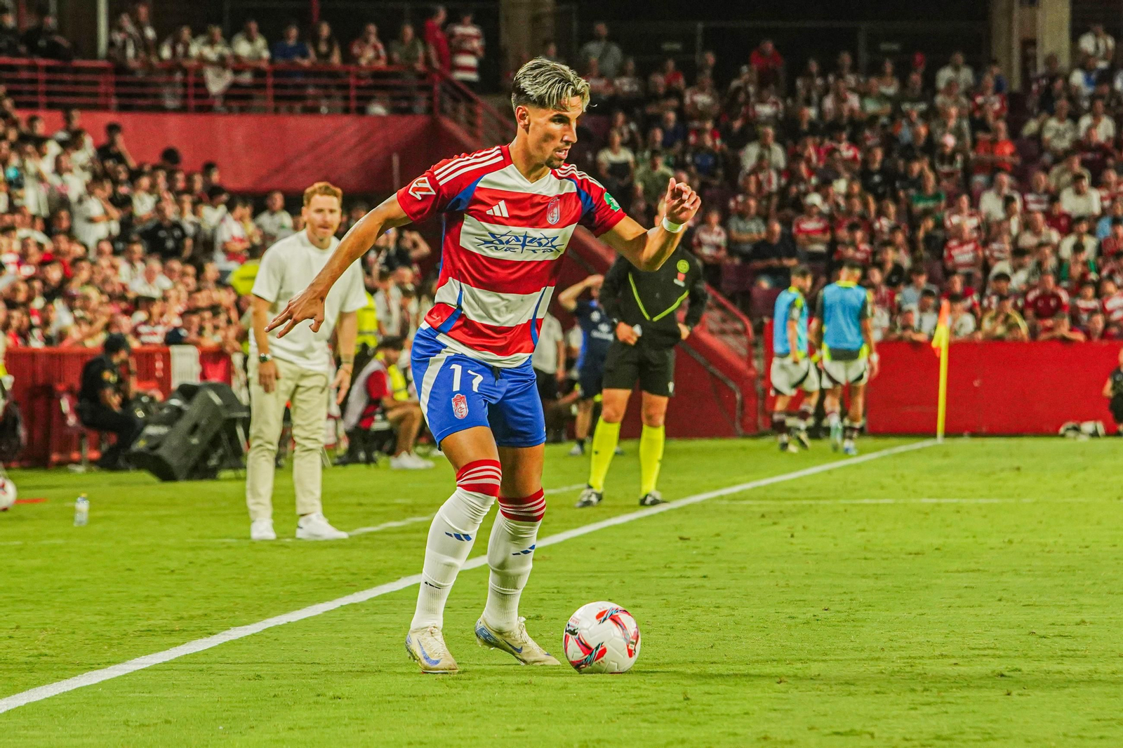 Abascal observa desde la banda el ataque de Corbeanu