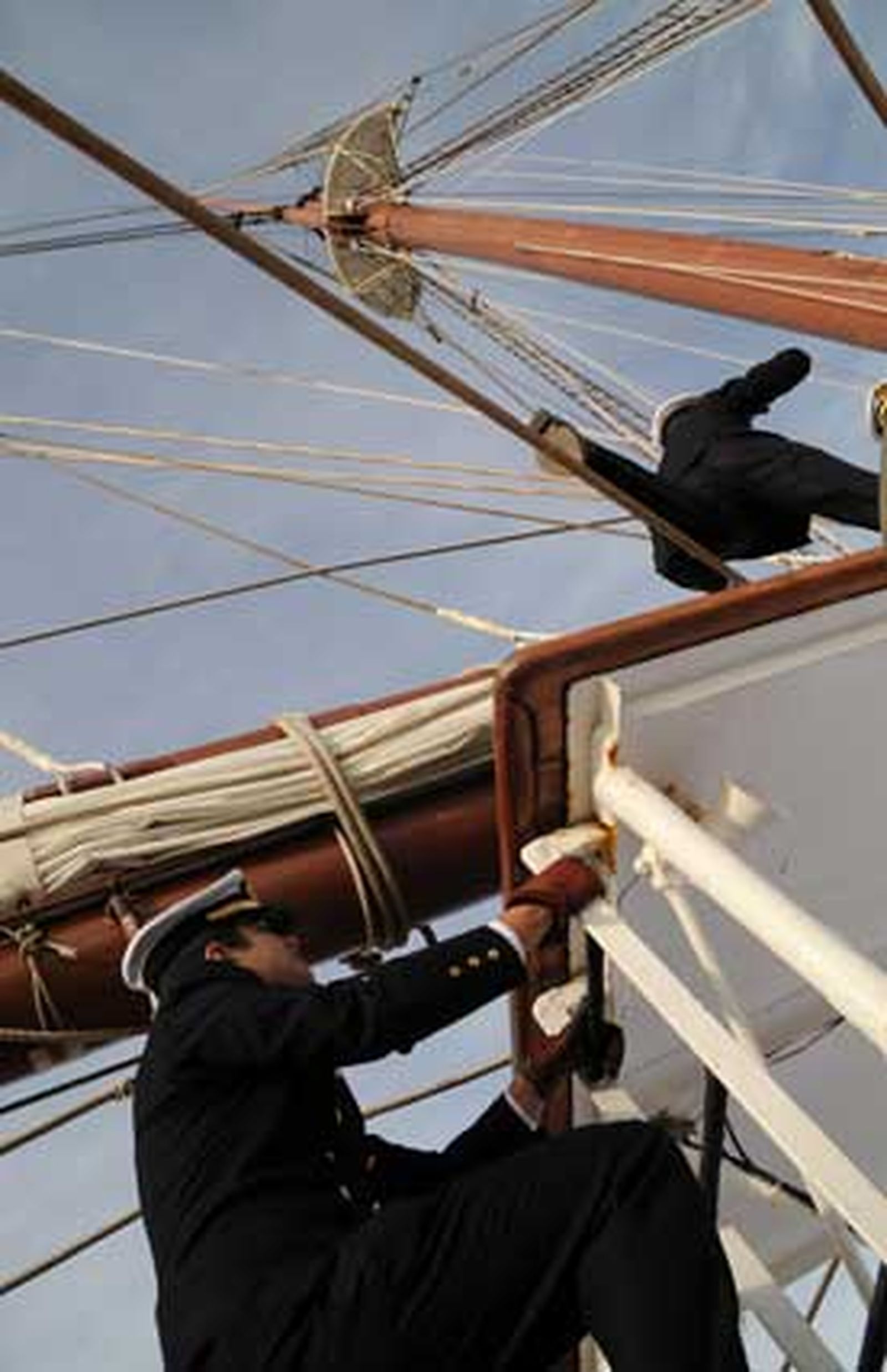 San Fernando despide en el Arsenal de La Carraca al buque escuela de la Armada, que partió de forma excepcional en uno de los primeros grandes actos conmemorativos del 2010

Foto: Javier Gonzalez