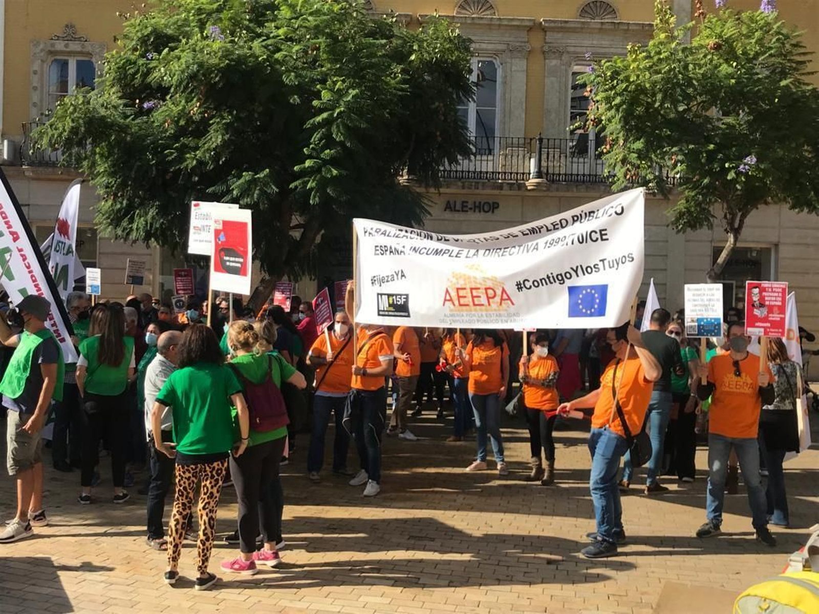 Decenas de almerienses afectados asistieron a Puerta Purchena para reclamar su estabilidad.