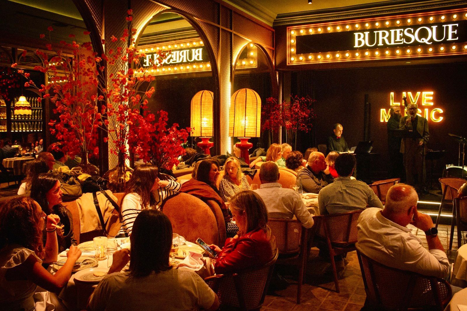 Burlesque se basa en el concepto de cena con espectáculo