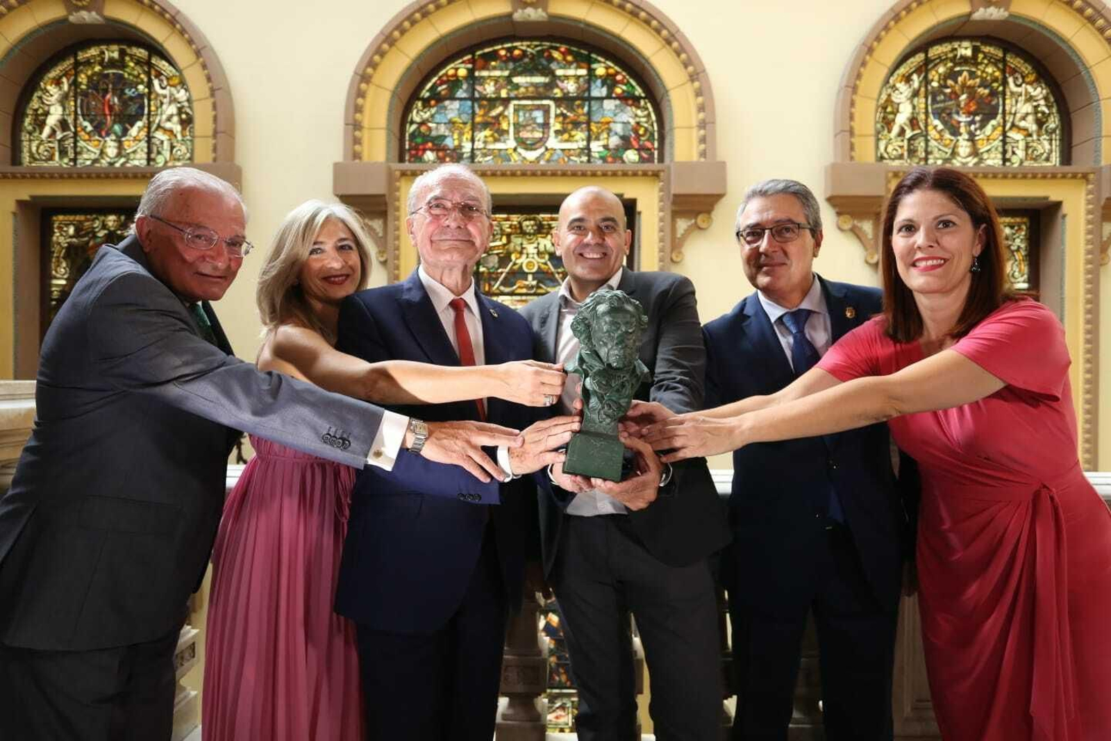 Azuaga, Del Pozo, De la Torre, Portela, Salado y Losada, con el Goya.