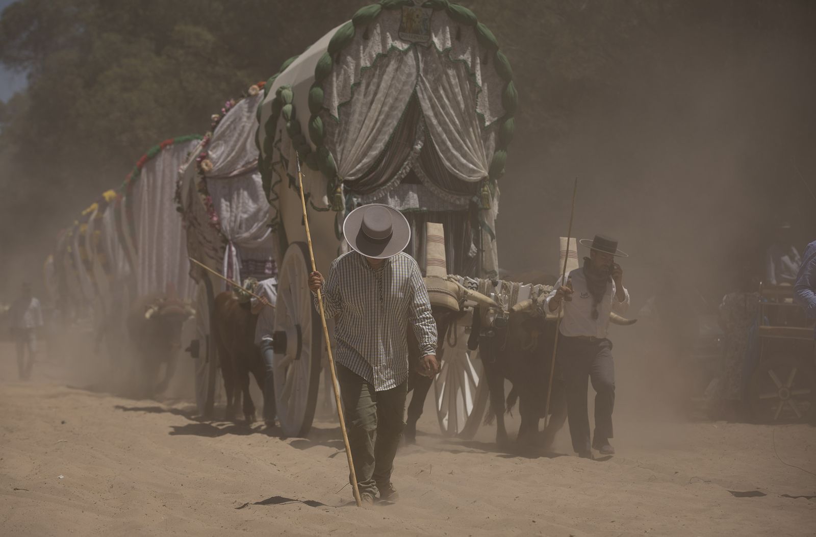 El paso de hermandades del Rocío por la Raya Real