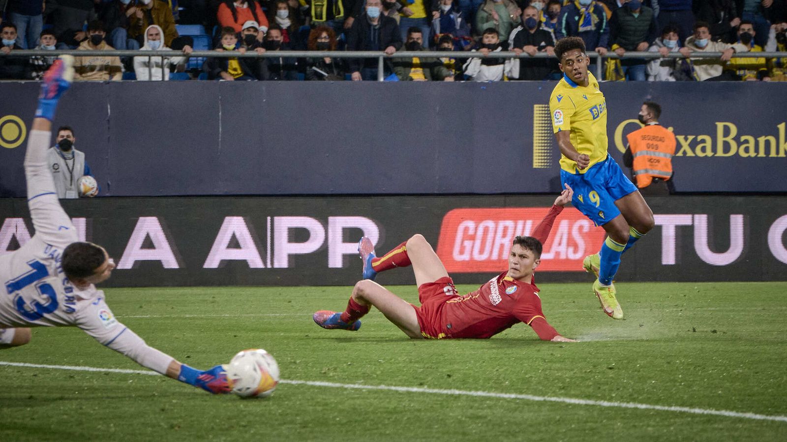 Partido de fútbol entre el Cádiz CF y el Getafe CF.