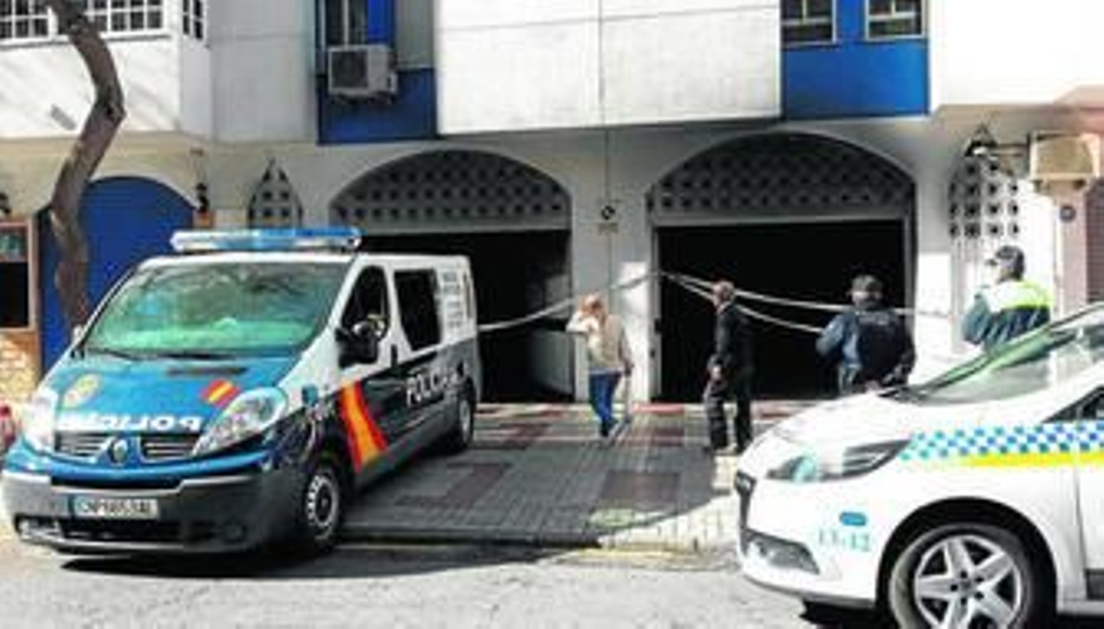 Vehículos policiales junto al garaje de calle Ayala en que se produjo el incendio.