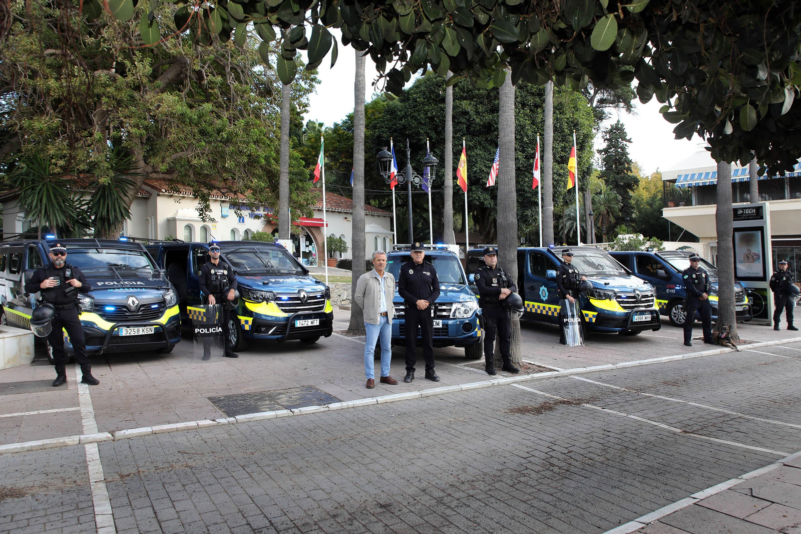 La presentación de los nuevos vehículos de la unidad policial.