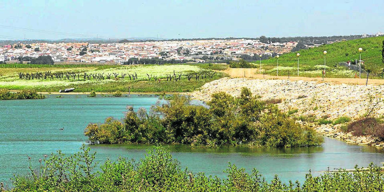 Vista de Gerena desde el embalse de agua  para abastecimiento de la planta de elaboración de cobre.