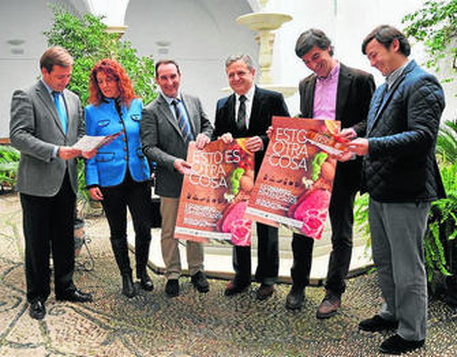 La organización muestra el cartel del encuentro.