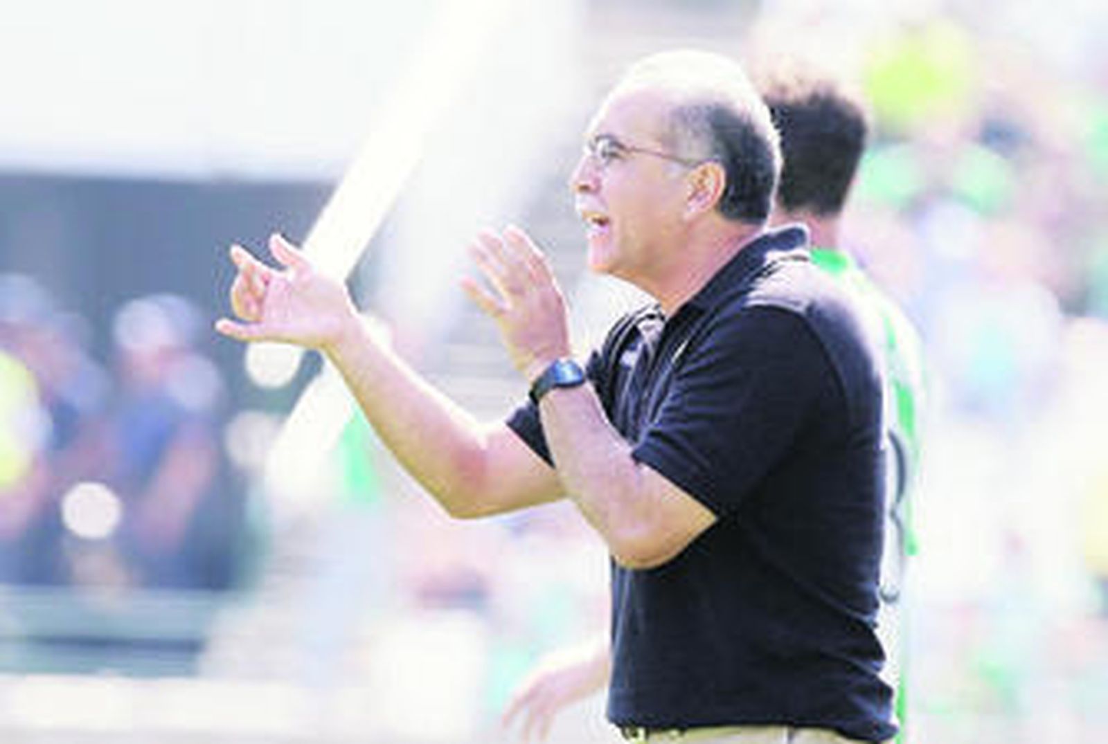 Antonio Tapia grita durante un partido que vivió con muchísima intensidad en la banda.