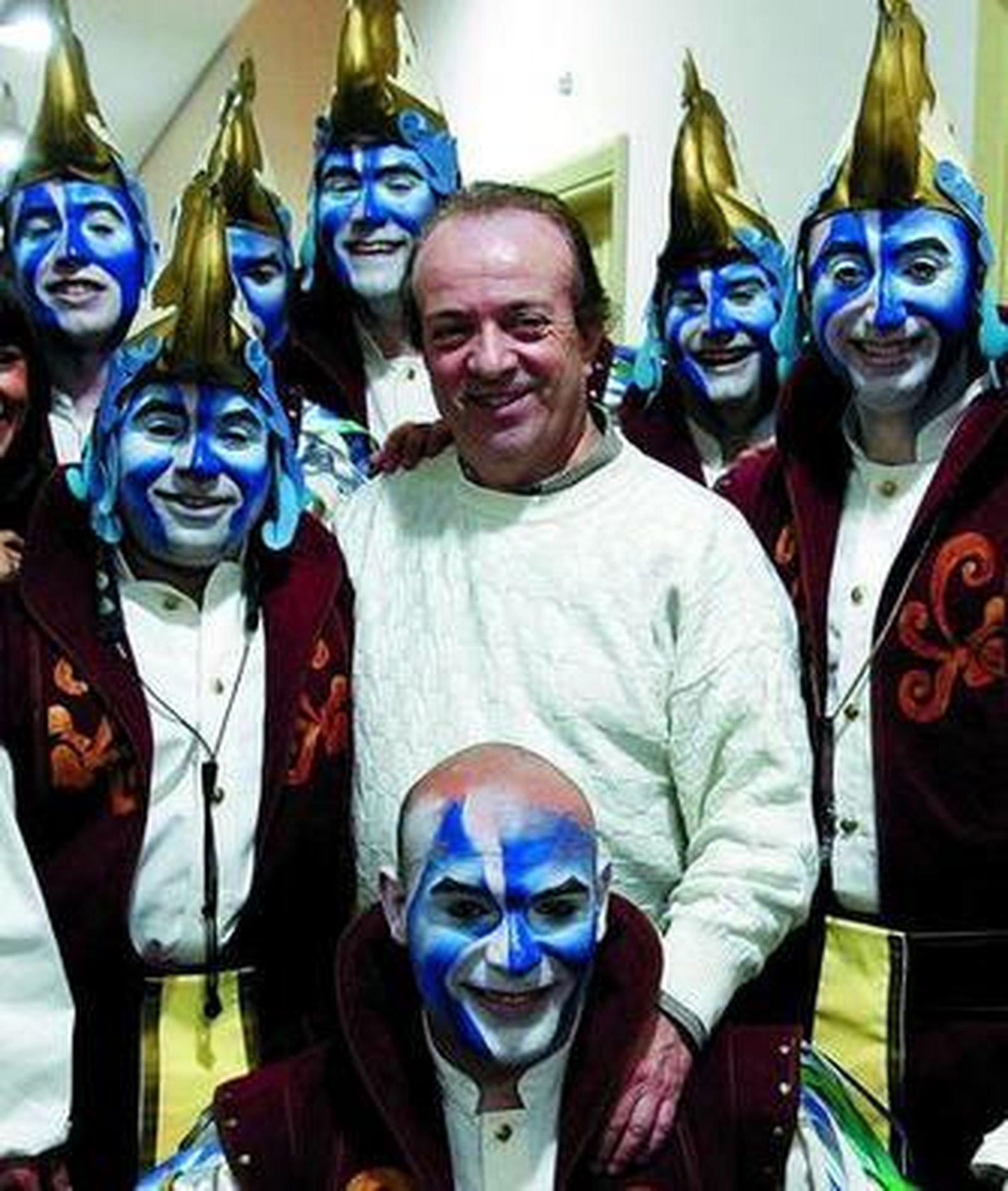 Antonio Martín posa con su comparsa en camerinos en una actuación de semifinales.