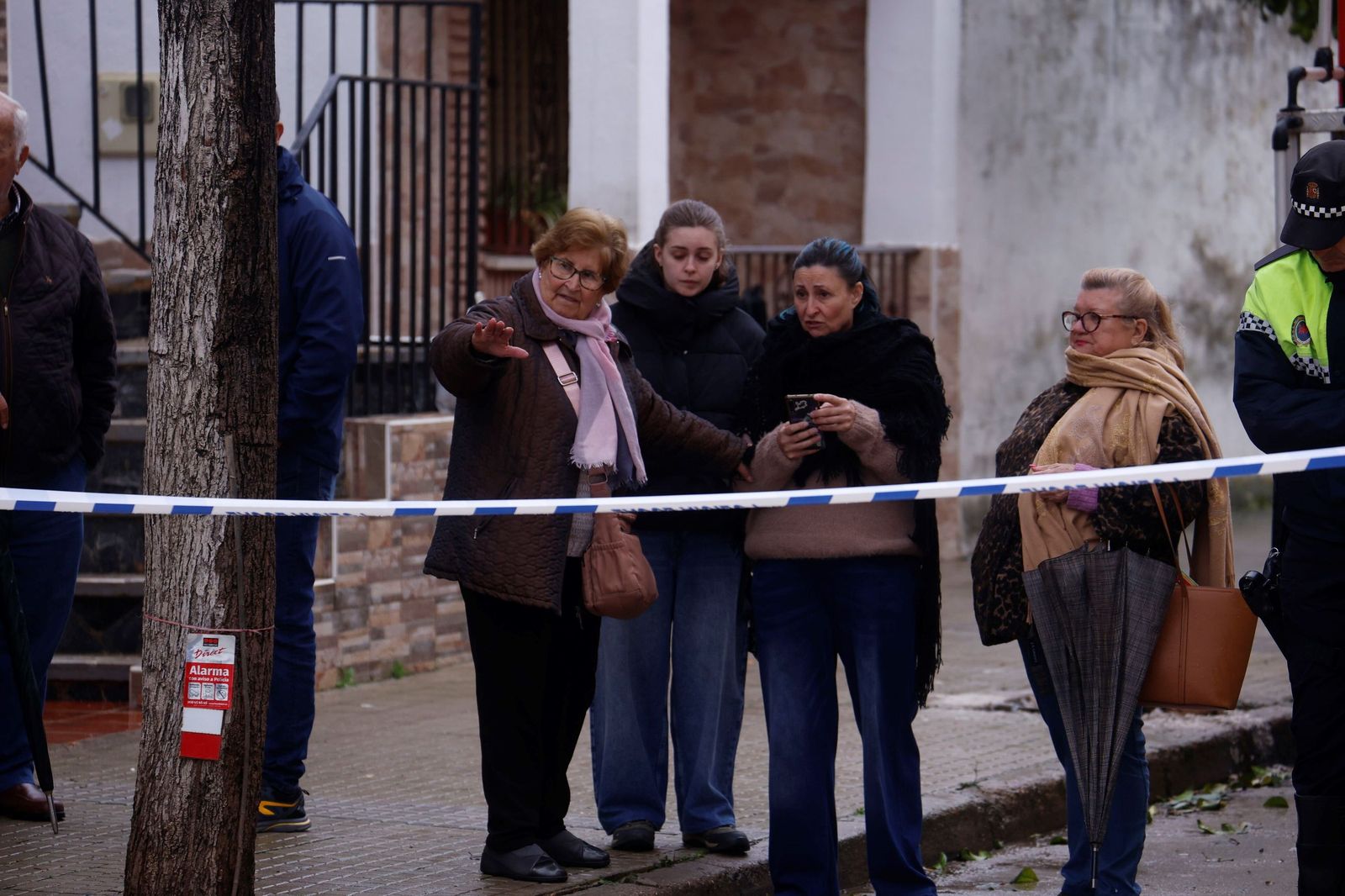 Los vecinos de Alcolea y de las parcelas de Guadalvalle siguen desalojando sus casas, en imágenes