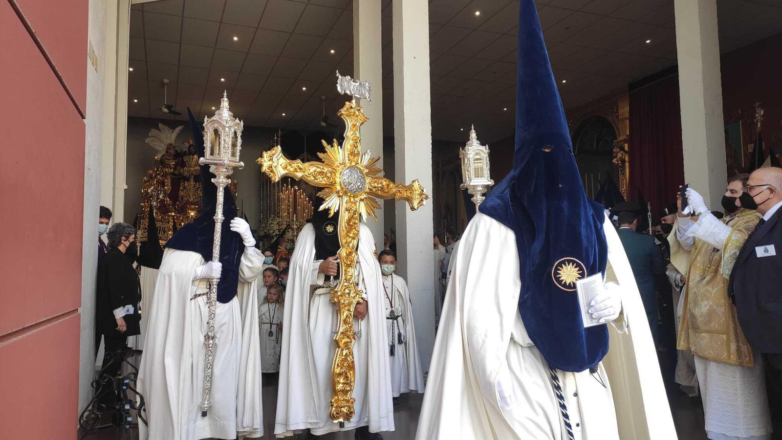 La cruz de guía de la hermandad de la Estrella, a su salida de la iglesia de San Fernando.