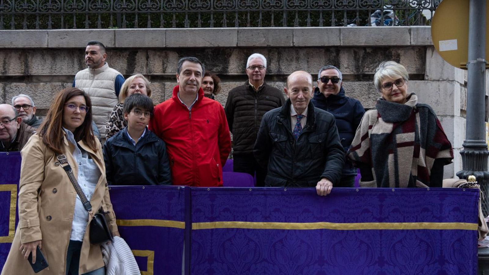 Los cofrades se rinden ante los grandes pasos de misterio del Lunes Santo