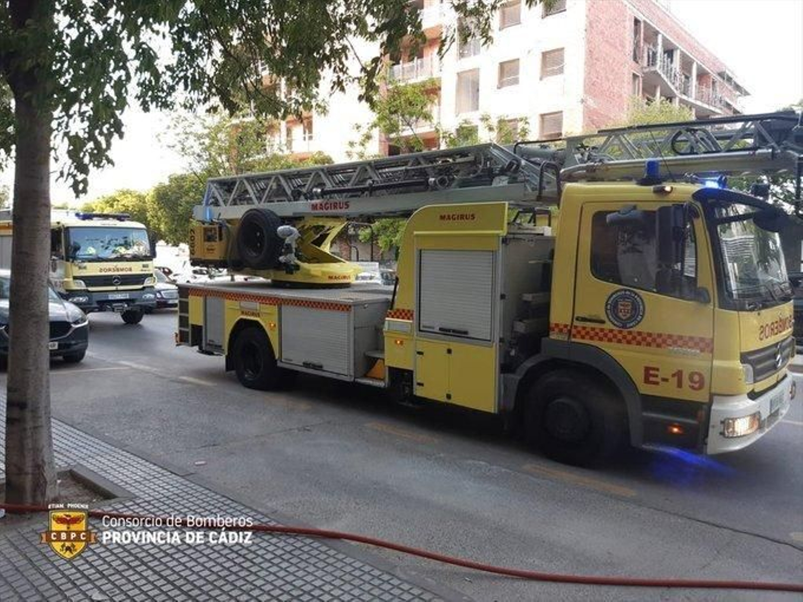 Los bomberos durante la actuación en el local de la avenida Caballero Bonal donde se registró el fuego