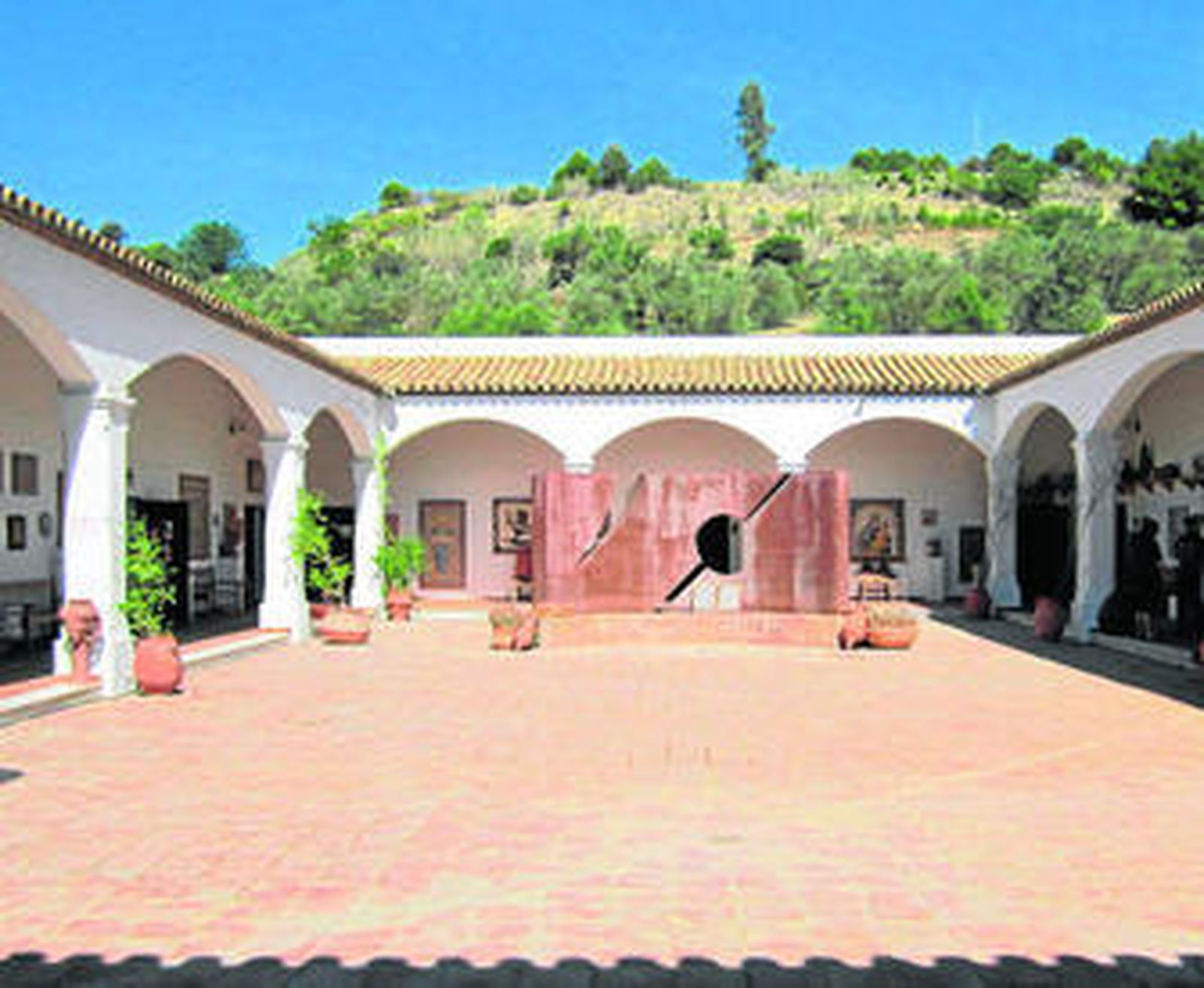 La Escuela de Artes y Artesanías de Andalucía 'Della Robbia' se encuentra en la zona del Aljarafe de Gelves.