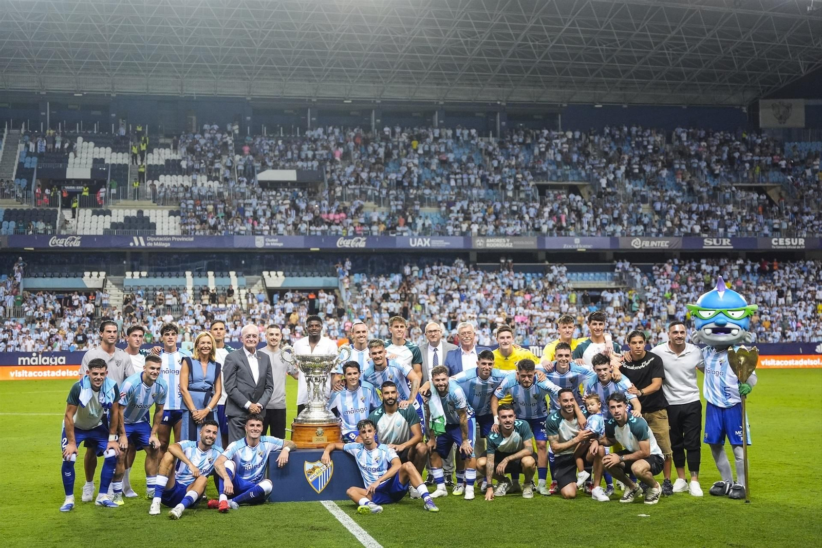 El Málaga posa con el reciente Costa del Sol tras derrotar con buen fútbol al Betis.