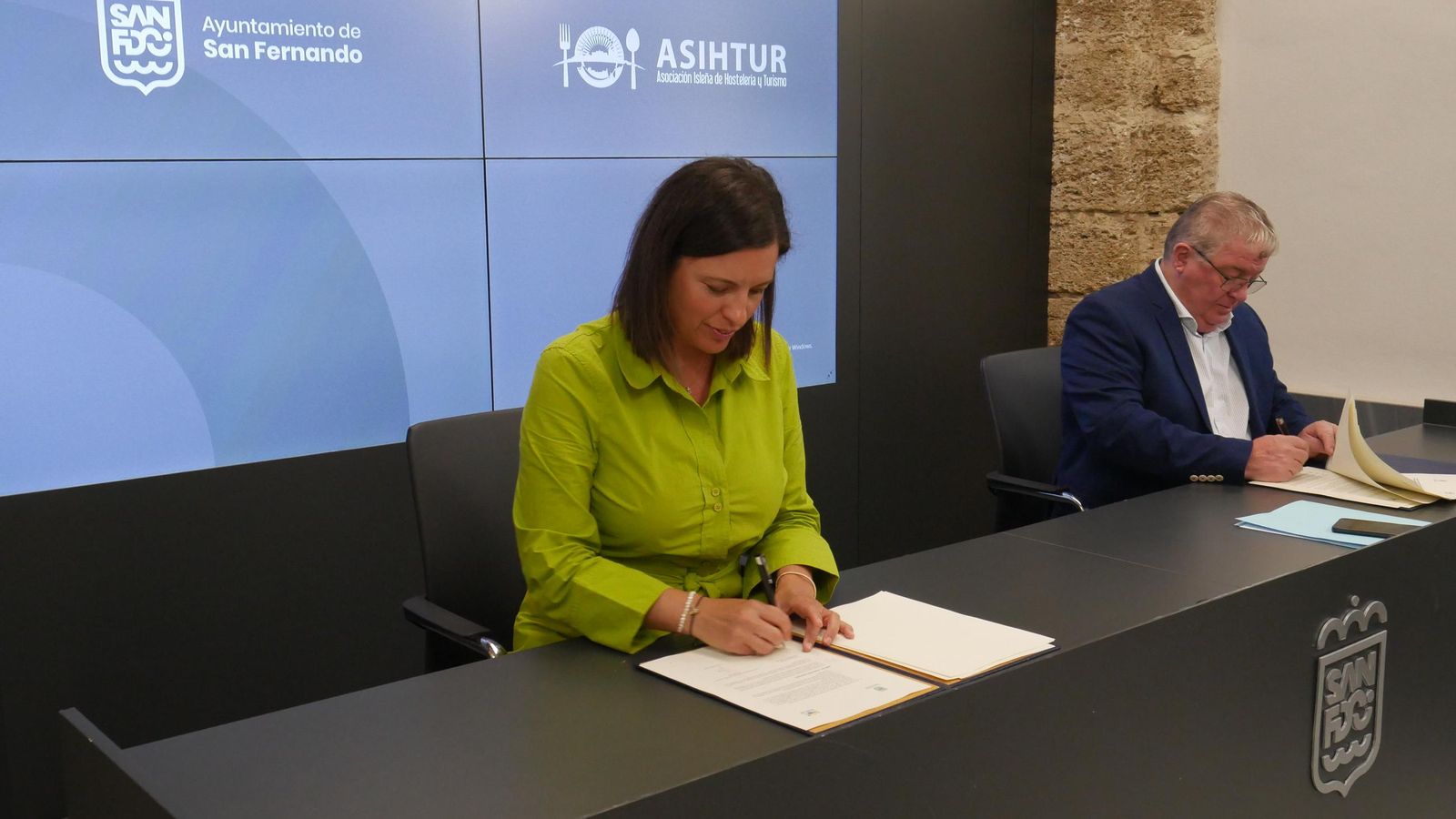 Momento de la firma del acuerdo de colaboración. 